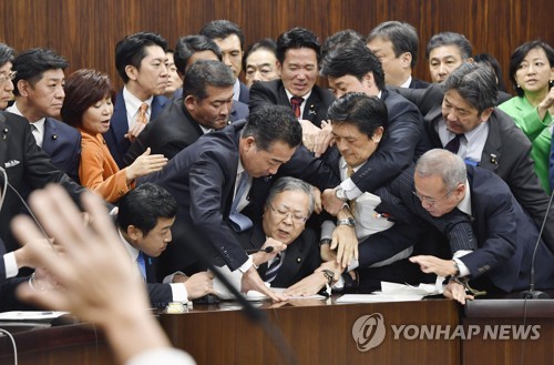 '불통' 日 아베, 지지율 한달새 4.9%p 급락…비지지율이 더 높아