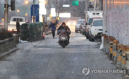 새벽녘 내린 눈에 차도, 사람도 '슬금슬금'…"도로 결빙 주의"