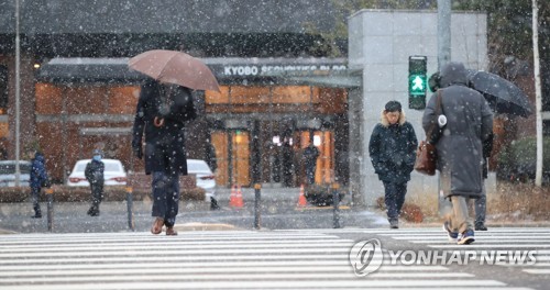 새벽녘 내린 눈에 차도, 사람도 '슬금슬금'…"도로 결빙 주의"