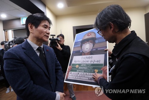 태안화력 근로자 빈소 찾은 靑 시민사회수석…대책위 거센 항의