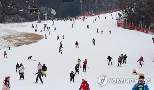 전국 곳곳 성탄 미사·예배…크리스마스 축제·스키장 북적