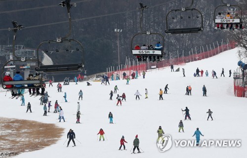 눈 내리는 주말은 스키어 천국…전국 명산은 등산객들로 '북적'