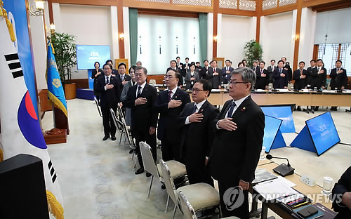 문대통령 "최저임금 인상·노동시간 단축, 필요시 보완"