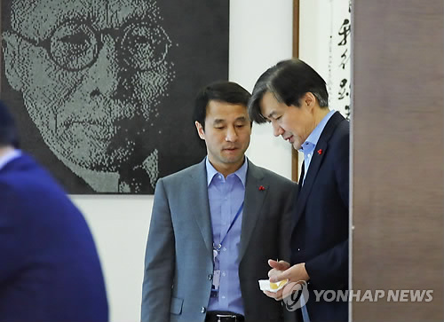 文정부 첫 청와대 압수수색…문 대통령, 국정운영 부담 더해