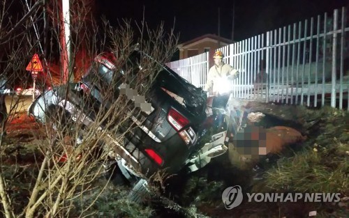 수료식 아들 면회 후 귀가 일가족 교통사고…4명 사망·1명 중태