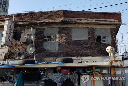 철거 앞둔 천호동 성매매업소 화재…1명 사망·3명 중태
