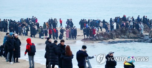 전국 곳곳 성탄 미사·예배…크리스마스 축제·스키장 북적