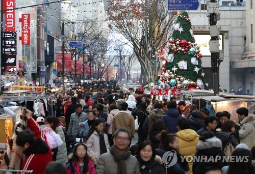 성탄절 앞둔 휴일 번화가 '북적'…내일부터 다시 강추위