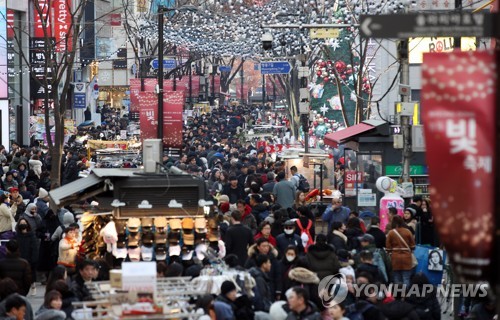 성탄절 앞둔 휴일 번화가 '북적'…내일부터 다시 강추위