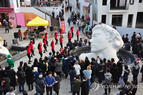 전국 곳곳 성탄 미사·예배…크리스마스 축제·스키장 북적