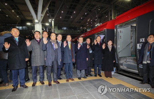 남북철도 연결 착공식…민주 "평화 철마되길" 한국 "실체없다"