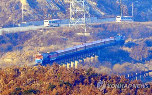 남북철도 연결 착공식…민주 "평화 철마되길" 한국 "실체없다"