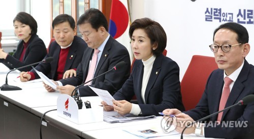 한국, 靑 특감반 의혹 연일 공세…"민정수석실 압수수색해야"