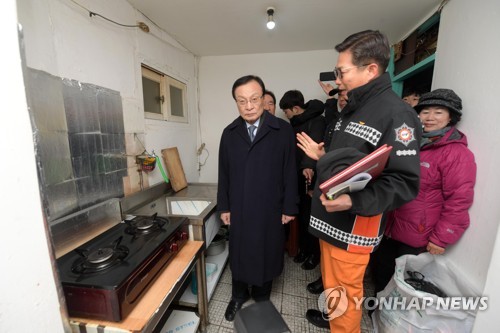 이해찬, 고시원 찾아 화재안전 점검…"소방인력 증원·장비 강화"