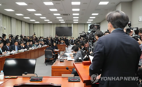  운영위 정면충돌…與 "또 국정농단바이러스" 野 "양두구육정권"