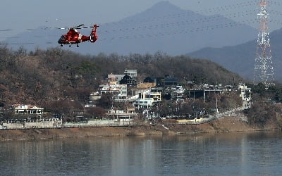 한강 추락 헬기 알고보니…지난해 삼척 인명사고와 같은 기종