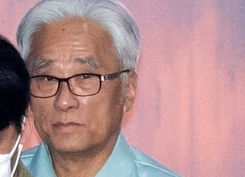 '미투 첫 실형' 이윤택, 유사 강간치상 혐의 부인 "도저히 일어날 수 없는 자세"