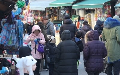 휴일 번화가 성탄절 분위기 '물씬'…내일부터 다시 강추위