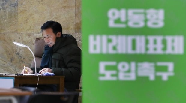 여야 5당 "선거제 개혁 법안 개정, 원포인트 개헌 논의 착수"