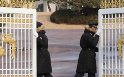 민정수석실 직원 '주말골프' 추가로 파악…靑 "소속청 이첩"