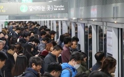 "밀지 마세요"…9호선 연장 후 첫 출근길 혼잡 극심