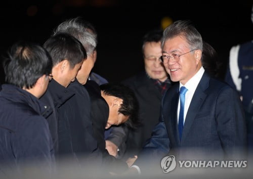 문 대통령, '지구 한 바퀴' 순방 마치고 서울공항 통해 귀국