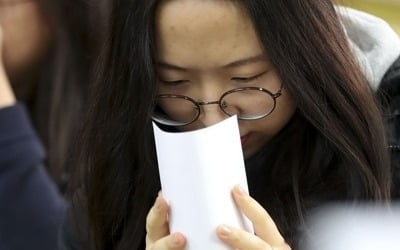 수능 성적표 배부에 안도·한숨…희비 엇갈린 고3 교실