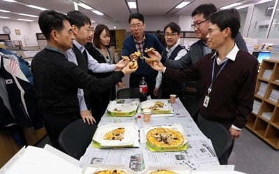 문 대통령, 기재부에 떡 1300인분 보내…예산업무 노고 격려