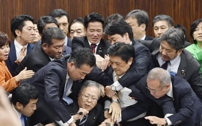 '불통' 日 아베, 지지율 한달새 4.9%p 급락…비지지율이 더 높아