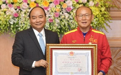 베트남 총리 "한-베 국민 친밀해져"…박항서 감독에 훈장