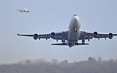 英, 개트윅공항 36시간 마비 부른 '드론' 용의자 2명 체포