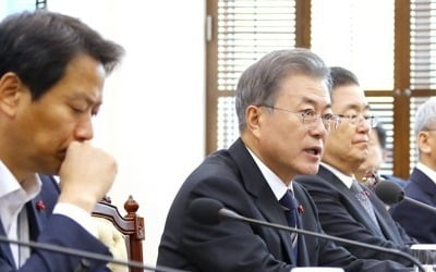 문대통령, 수석·보좌관회의·與 지도부 오찬으로 한해 마무리