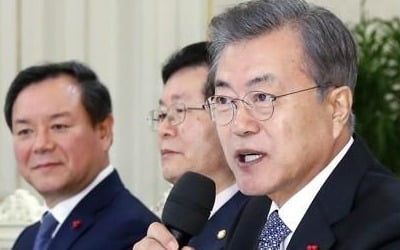 문대통령 "조국 출석요구는 정치공세…정치적 논란 많았던 한해"