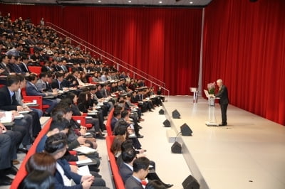 서경배 아모레퍼시픽그룹 회장 "두려워하지 말고 변화를 즐겨라"