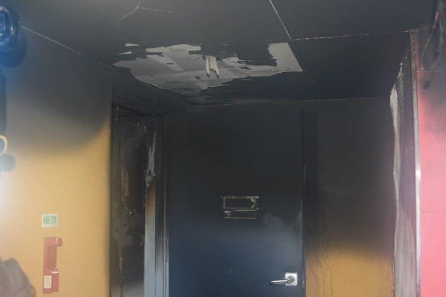지난 2일 오후 구미시 옥계동 모텔에서 불이 나 44분 만에 진화됐다. 사진은 불이 난 객실 입구. [구미소방서 제공]
