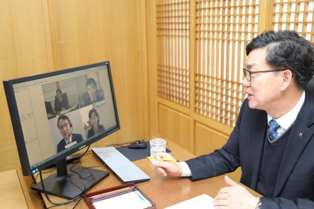 이대훈 농협은행장이 3일 격오지 및 해외 사무소 직원들과 화상통화를 실시하고 있다.