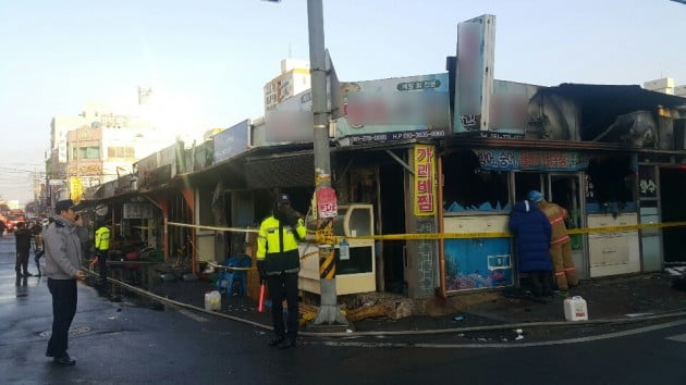 7일 오전 전남 목포시 산정동 인근 중앙시장에서 화재가 발생해 1시간여만에 진화됐다. 사진은 화재로 소실된 상가 모습. [사진=연합뉴스]