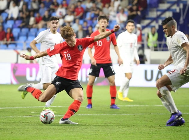 파울루 벤투 감독이 이끄는 한국 축구 국가대표팀이 7일 오후(현지시간) 아랍에미리트 두바이 알 막툼 스타디움에서 열린   2019 AFC 아시안컵 UAE 조별 라운드 C조 필리핀과의 경기에서 항의조가 슛하고 있다. [사진=연합뉴스]