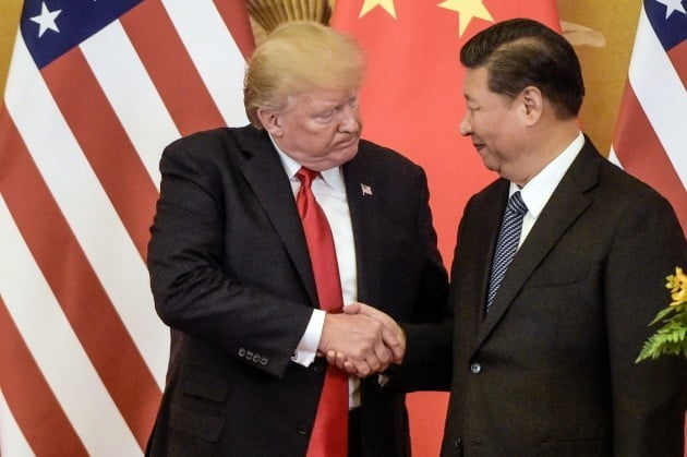도널드 트럼프 미국 대통령(왼쪽)과 시진핑 중국 국가주석이 지난해 11월 중국 베이징에서 만나 악수를 나눴다. 사진=연합뉴스