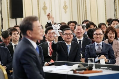 '인형 흔들' '보라색 신의 한수' 2018 신년 기자회견 질문 각축전 재연출되나