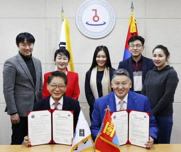 류화선 경인여대 총장(왼쪽)이 9일 몽골의 바티사이한 오브스 주지사와 업무협약을 체결하고 기념촬영하고 있다. 경인여대 제공
