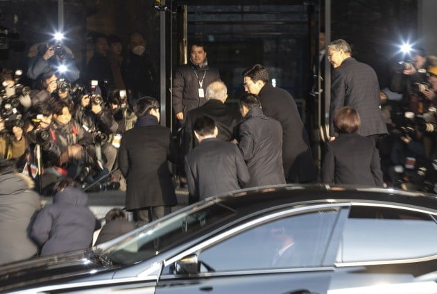 사법행정권 남용 의혹을 받는 양승태 전 대법원장이 11일 오전 서울 서초구 서울중앙지검으로 검찰 조사를 받기 위해 출석하고 있다. [사진=연합뉴스]
