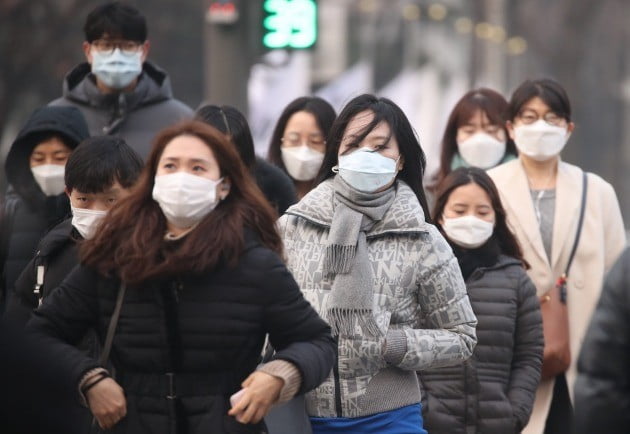 고농도 미세먼지가 기승을 부리면서 수도권을 포함한 전국 곳곳에 미세먼지 비상저감조치가 시행된 14일 오전 서울 광화문 네거리에서 출근길에 오른 시민들이 마스크를 쓰고서 횡단보도를 건너고 있다. [사진=연합뉴스]