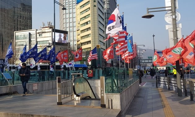 [취재수첩] 불법 시설물에 점령당한 광화문