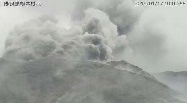 (도쿄=연합뉴스) 일본 남서부 가고시마(鹿兒島)현의 화산섬 구치노에라부지마(口永良部島)에서 17일 오전 9시 19분께 분화가 발생해 화산 연기가 치솟고 있다. [일본 기상청 제공]