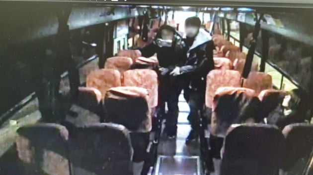 버스 난동 박정태 제지하러 가는 승객들 [부산경찰청 제공]