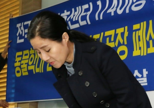 구조동물 안락사 논란을 빚은 동물권단체 '케어' 박소연 대표가 19일 오전 서울 서초구의 한 건물에서 열린 기자회견에서 인사하고 있다. [사진=연합뉴스]