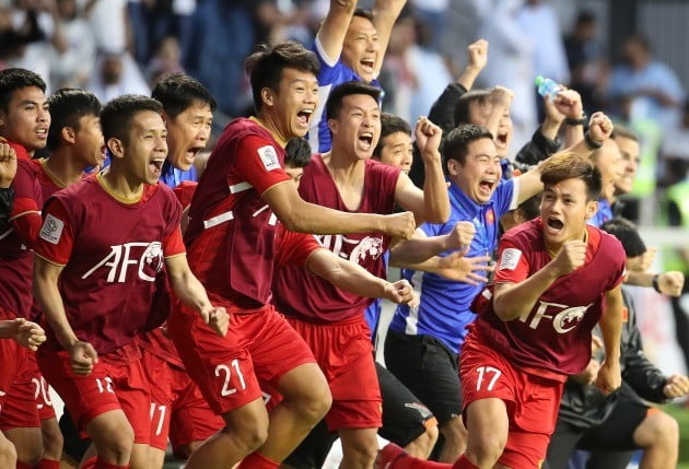 20일 오후(현지시간) 아랍에미리트 아부다비 알 막툼 경기장에서 열린   2019 아시아축구연맹(AFC) 아시안컵 요르단과 베트남과의 16강전에서승부차기에서 승리한 베트남 선수들이 기뻐하고 있다. [사진=연합뉴스]