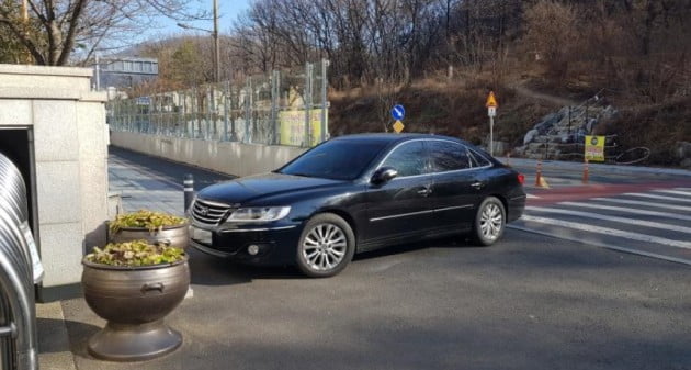 학교 앞 보행로를 막아놓고 등산을 간 어이없는 사건이 인터넷에서 화제가 되고 있다 _ 사진 보배드림