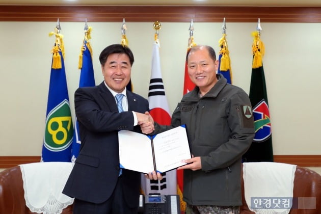 서울 관악구 수도방위사령부에서 진행된 기부금 전달식에서 김형 대우건설 대표이사(왼쪽)와 김정수 수도방위사령관(오른쪽)이 기념촬영을 하고 있다.
